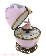 Oeufs musicaux de style Fabergé fabriqués en France Oeuf musical de style Fabergé en porcelaine avec lapin rose - Le beau Danube bleu