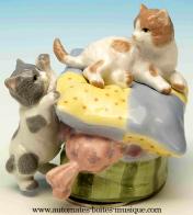Chats automates musicaux Chats automates musicaux : chats automates sur un coussin