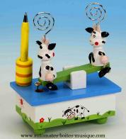 Jouets musicaux en bois Jouet musical en bois : jouet musical vaches sur une balan&ccedil;oire