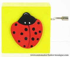 Bo&icirc;tes &agrave; musique &agrave; manivelle en bois Bo&icirc;te &agrave; musique &agrave; manivelle en bois : bo&icirc;te &agrave; musique manivelle avec coccinelle
