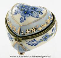 Bo&icirc;tes &agrave; drag&eacute;es musicales en porcelaine Bo&icirc;te &agrave; drag&eacute;es musicale en porcelaine : bo&icirc;te &agrave; drag&eacute;es avec fleurs bleues