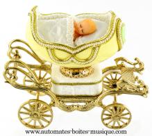 Oeufs musicaux en v&eacute;ritable coquille d oeuf de style faberg&eacute; Oeuf musical en v&eacute;ritable coquille d'oeuf de style Faberg&eacute; : oeuf avec nouveau-n&eacute;
