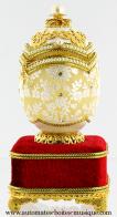 Oeufs musicaux en v&eacute;ritable coquille d oeuf de style faberg&eacute; Oeuf musical en v&eacute;ritable coquille d'oeuf de style Faberg&eacute; : oeuf avec fleurs blanches