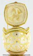 Oeufs musicaux en v&eacute;ritable coquille d oeuf de style faberg&eacute; Oeuf musical en v&eacute;ritable coquille d'oeuf de style Faberg&eacute; : oeuf avec fleurs blanches
