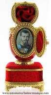 Oeufs musicaux en v&eacute;ritable coquille d oeuf de style faberg&eacute; Oeuf musical en v&eacute;ritable coquille d'oeuf de style Faberg&eacute; : oeuf bordeaux avec photo