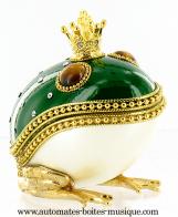 Oeufs non musicaux de style Faberg&eacute; en v&eacute;ritable coquille d'oeuf Oeuf non musical de type Faberg&eacute; : oeuf grenouille verte en v&eacute;ritable coquille d'oeuf