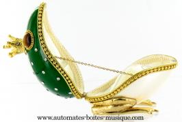 Oeufs non musicaux de style Faberg&eacute; en v&eacute;ritable coquille d'oeuf Oeuf non musical de type Faberg&eacute; : oeuf grenouille verte en v&eacute;ritable coquille d'oeuf