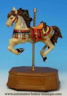 Chevaux musicaux miniatures Cheval musical miniature anim&eacute; en r&eacute;sine et socle en bois : cheval musical de carrousel