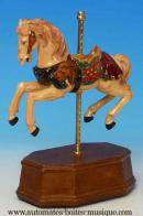 Chevaux musicaux miniatures Cheval musical miniature anim&eacute; en r&eacute;sine et socle en bois : cheval musical de carrousel