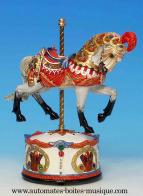 Chevaux musicaux miniatures Cheval musical miniature anim&eacute; en r&eacute;sine et socle en bois : cheval musical de cavali&egrave;re