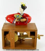 Automates de magie, automates truqu&eacute;s Automate de magie, automate truqu&eacute; : magicienne japonaise