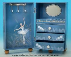Armoires musicales &agrave; bijoux pour enfants Armoire musicale &agrave; bijoux sans ballerine : armoire musicale avec trois tiroirs