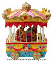 Man&egrave;ges musicaux miniatures en polystone Man&egrave;ge musical miniature : la cage des fauves avec d&eacute;coration de bouffons