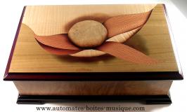 Bo&icirc;tes &agrave; musique traditionnelles fabriqu&eacute;es en France Bo&icirc;te &agrave; musique avec marqueterie traditionnelle : marqueterie naissance