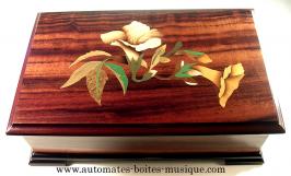 Bo&icirc;tes &agrave; musique traditionnelles fabriqu&eacute;es en France Bo&icirc;te &agrave; musique avec marqueterie traditionnelle : marqueterie hibiscus