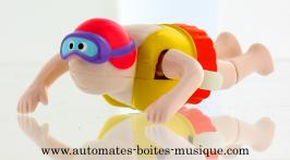 Automates humains nageurs Automate humain nageur : automate nageur avec bonnet de bain rose