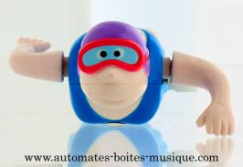 Automates humains nageurs Automate humain nageur : automate nageur avec bonnet de bain violet