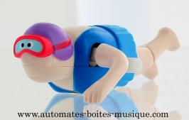 Automates humains nageurs Automate humain nageur : automate nageur avec bonnet de bain violet