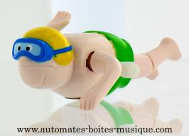 Automates humains nageurs Automate humain nageur : automate nageur avec bonnet de bain jaune