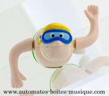Automates humains nageurs Automate humain nageur : automate nageur avec bonnet de bain jaune