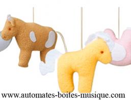 Mobiles musicaux anim&eacute;s avec animaux Mobile musical anim&eacute; Trousselier avec animaux : mobile musical anim&eacute; avec animaux de la ferme.