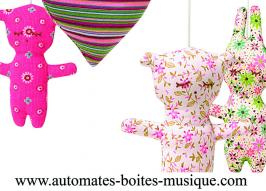 Mobiles musicaux anim&eacute;s avec animaux Mobile musical anim&eacute; Trousselier avec animaux : mobile musical anim&eacute; ours et lapins avec imprim&eacute;s.