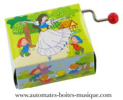 Bo&icirc;tes &agrave; musique &agrave; manivelle en carton Bo&icirc;te &agrave; musique &agrave; manivelle : bo&icirc;te &agrave; manivelle en carton avec Blanche-neige et les sept nains