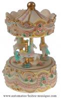 Carrousels musicaux miniatures en polystone Carrousel musical miniature : carrousel musical avec fleurs roses R&eacute;f : 14158