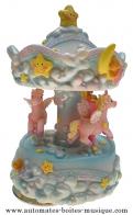 Carrousels musicaux miniatures en polystone Carrousel musical miniature : carrousel musical avec licornes ail&eacute;es R&eacute;f : 14132