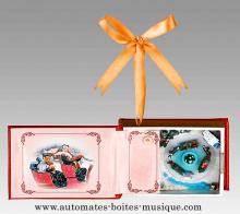 Livres musicaux miniatures Livre musical miniature &eacute;lectrique en cuir avec sc&egrave;ne anim&eacute;e : traineaux autour d'un sapin