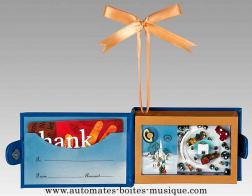Bo&icirc;tes &agrave; musique miniature "Bons pour cadeaux" Bo&icirc;te &agrave; musique miniature avec bon pour cadeaux : bo&icirc;te &agrave; musique avec traineaux autour d'un sapin