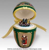 Oeufs musicaux en porcelaine de style faberg&eacute; Oeuf musical en porcelaine de style Faberg&eacute; : oeuf musical avec P&egrave;re No&euml;l et rennes