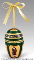 Oeufs musicaux en porcelaine de style faberg&eacute; Oeuf musical en porcelaine de style Faberg&eacute; : oeuf musical avec P&egrave;re No&euml;l et rennes
