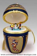 Oeufs musicaux en porcelaine de style faberg&eacute; Oeuf musical en porcelaine de style Faberg&eacute; : oeuf musical anim&eacute; avec patineurs