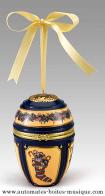 Oeufs musicaux en porcelaine de style faberg&eacute; Oeuf musical en porcelaine de style Faberg&eacute; : oeuf musical anim&eacute; avec patineurs