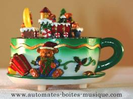 Bo&icirc;tes &agrave; musique anim&eacute;es de No&euml;l avec personnages de No&euml;l Bo&icirc;te &agrave; musique anim&eacute;e de No&euml;l  : bo&icirc;te &agrave; musique tasse avec train de No&euml;l
