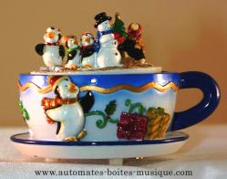 Bo&icirc;tes &agrave; musique anim&eacute;es de No&euml;l avec personnages de No&euml;l Bo&icirc;te &agrave; musique anim&eacute;e de No&euml;l : bo&icirc;te &agrave; musique tasse avec pingouins