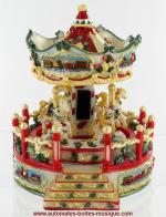 Carrousels musicaux miniatures de No&euml;l Carrousel musical miniature de No&euml;l : carrousel musical miniature avec balustrade