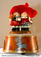 Bo&icirc;tes &agrave; musique anim&eacute;es de No&euml;l avec personnages de No&euml;l Bo&icirc;te &agrave; musique anim&eacute;e de No&euml;l avec personnages de No&euml;l : bo&icirc;te &agrave; musique couple