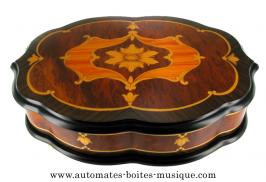 Bo&icirc;tes &agrave; bijoux musicales en bois naturel fabriqu&eacute;es en Italie (18 et 30 lames) Bo&icirc;te &agrave; bijoux musicale en bois naturel : bo&icirc;te &agrave; bijoux musicale de forme ovale