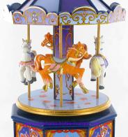 Carrousels musicaux miniatures en bois de qualit&eacute; sup&eacute;rieure Carrousel musical miniature en bois de qualit&eacute; sup&eacute;rieure : carrousel musical miniature violet