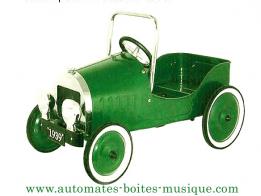Voitures m&eacute;caniques anciennes &agrave; p&eacute;dales Voiture m&eacute;canique ancienne &agrave; p&eacute;dales : voiture &agrave; p&eacute;dales verte de petite taille