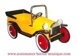 Voitures m&eacute;caniques anciennes &agrave; p&eacute;dales Voiture m&eacute;canique ancienne &agrave; p&eacute;dales : petite voiture &agrave; p&eacute;dales jaune