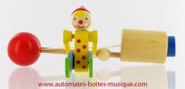 Jouets en bois avec articulation par pression 2 Jouet en bois articul&eacute; : clown acrobate en bois fonctionnant par bouton poussoir