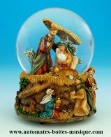 Boules &agrave; neige musicales de No&euml;l Boule &agrave; neige musicale de No&euml;l : boule &agrave; neige musicale "Cr&egrave;che scintillante"