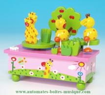 Jouets musicaux en bois Jouet musical en bois peint &agrave; la main : jouet musical "Girafes"