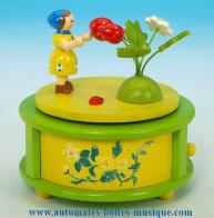 Jouets musicaux en bois Jouet musical en bois peint &agrave; la main : jouet musical "Fillette avec fraises"