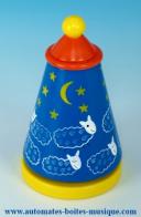 Jouets musicaux en bois Jouet musical en bois peint &agrave; la main : jouet musical "C&ocirc;ne avec motif moutons"