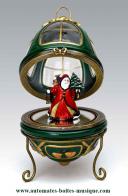 Oeufs musicaux en porcelaine de style faberg&eacute; Oeuf musical anim&eacute; de style Faberg&eacute; : oeuf musical en porcelaine avec P&egrave;re No&euml;l tournant