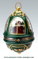 Oeufs musicaux en porcelaine de style faberg&eacute; Oeuf musical anim&eacute; de style Faberg&eacute; : oeuf musical en porcelaine avec P&egrave;re No&euml;l tournant